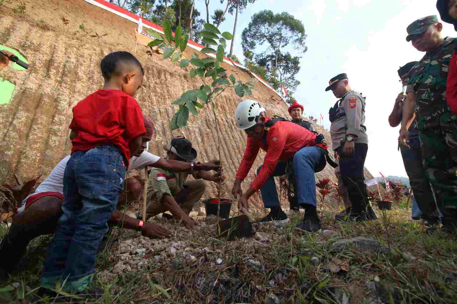 Kibarkan Bendera Merah Putih Raksasa Di Teras Pass Bukanagara Kang