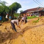 Akibat Hujan Deras Longsor Terjadi Di Cisagu Desa Mekarsari Sagaranten