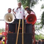 Letkol (Purn TNI) H.Lukman Tyas selaku Penanggung jawab UNRAS melakukan Orasi di depan Hotel Laska agar rapat Pleno KPU dibatalkan