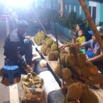 Para Penjual Durian Mengais Rejeki Di Trotoar Jalan Sriwijaya Belitung