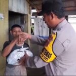 Polsek Arut Utara Melaksanakan Kegiatan Menyalurkan Bantuan Sosial Untuk Masyarakat Yang Kurang Mampu