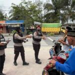 Polisi Wanita Polres Kotawaringin Barat Bagikan Makan Gratis Untuk Jemaah Sholat Jumat