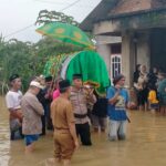 Polri Untuk Masyarakat, Terobos Banjir BKTM Sijenjang Polsek Jambi Timur Usung Keranda Warga Meninggal