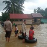 Kapolsek Pemayung Terjang Banjir Pantau Kondisi Debit Sungai Batanghari