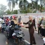 Kepala Kejaksaan Negeri Beltim Bagikan Bantuan Sembako, Takjil dan Bingkisan ke Masyarakat