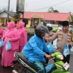 Kapolres Bangka dan Bhayangkari Bagikan Takjil Gratis kepada Masyarakat di Mendo Barat