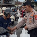 Sat Samapta Polres Belitung Bagi Takjil Pada Masyarakat