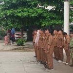 Ir. SAIN JUNAEDI SEKDES DESA SUMBERJAYA PIMPIN LANGSUNG APEL PAGI RUTIN DILAKSANAKAN SETIAP SENIN