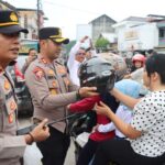 Masyarakat Sempat Mengira Razia, Ternyata Polisi Bagikan Bingkisan Gratis di HUT Bhayangkara ke-79