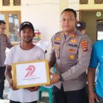 Dalam Rangka Hari Bhayangkara ke-78, Polsek Jebus Salurkan Bansos ke Warga Terdampak Puting Beliung di Desa Telak