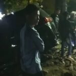 AKIBAT PECAH BAN DEPAN MOBIL INOVA TERJUN KE KALI IRIGASI DI JALAN ABUBAKAR DESA SETIADARMA