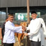 Danrem 045/Gaya Serahkan Hewan Qurban Kepada Panitia Qurban