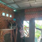 Anggota Koramil 415-05/Sengeti Berjibaku Bangun Mushola Di Makoramil