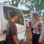 Sambut HUT RI ke-80, Satlantas Polres Bangka Barat Bagikan dan Pasang Bendera Merah Putih ke Kendaraan Warga