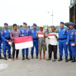Sat Polairud Polres Belitung Bagikan Bendera Merah Putih dan Himbau Pemasangan di Kapal Nelayan