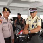 Sat Pamobvit Polres Belitung Pasang Bendera Merah Putih di Kendaraan Operasional Perbankan dan Perhotelan
