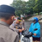 Kapolres Belitung Bagikan Bendera Merah Putih Kepada Pengendara Sambut Hari Kemerdekaan RI ke-80 