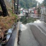 Drainase Di ruas Jalan Arie Lasut Kombos Barat Tidak Berfungsi, Air Meluap Ke Badan Jalan, Djoni Maneking Desak Penanganan Dinas PUPR Manado