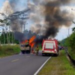 Truk J&T Beserta Muatan Terbakar di Jalan Manggar, Polsek Badau Lakukan Penanganan Cepat