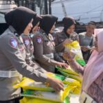 Polri Untuk Masyarkat, Dukung Ketahanan Pangan Polwan Satlantas Polresta Jambi Berjibaku Laksanakan Gerakan Pangan Murah Polri