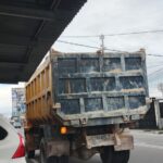 Dump Truck Pengangkut Tanah Timbun Berceceran di Jalan, Abaikan UU