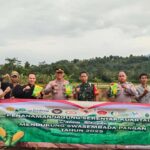 Kompol Maryanto Kapolsek Leuwiliang Bersama Pemdes Puraseda Tanam Bibit Jagung Hibrida di Kampung Tengah