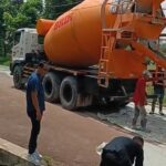 Kepala Desa Cikeas Udik Tinjau Langsung Pekerjaan Betonisasi dari Program Bankeu